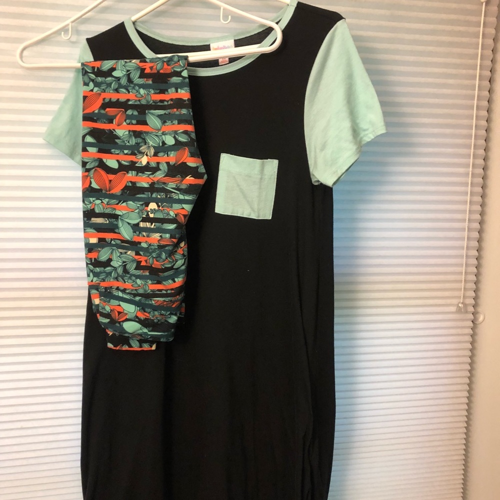 One size Lularoe leggings with xs Carly